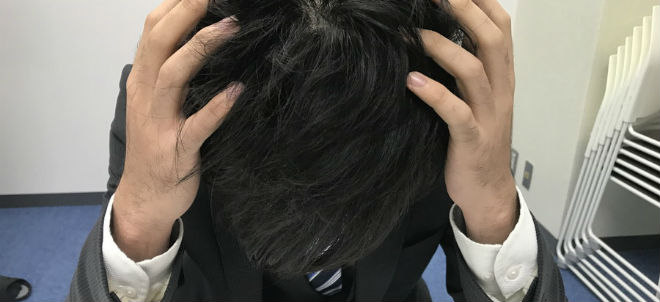 悩む男性